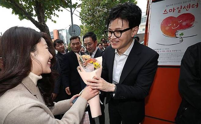 한동훈 법무부 장관이 17일 대구 수성구 스마일센터 방문 중 한 시민에게 꽃다발을 받고 있다. 2023.11.17 / 사진 = 연합뉴스