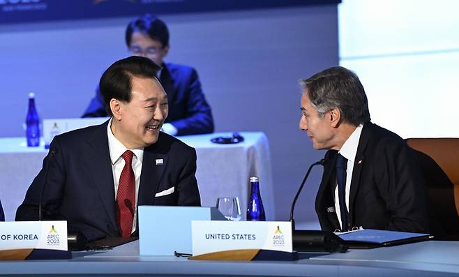 윤석열 대통령이 17일(현지시간) 미국 샌프란시스코 모스코니센터에서 열린 아시아태평양경제협력체 (APEC) 정상회의 제2세션에서 토니 블링컨 미국 국무부장관과 대화하고 있다. 샌프란시스코 이승환 기자