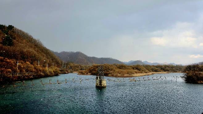 17일 용양보 한가운데 출렁다리가 앙상하게 흔적만 남아있다. 이도훈 씨 제공