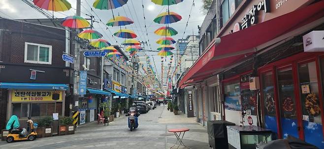 석박대시장 우산거리. 사진=노진균 기자