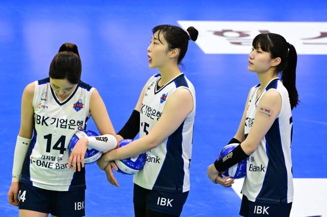 현대건설 옛 동료들의 소개 영상을 보고 있는 IBK기업은행 황민경 / KOVO(한국배구연맹)