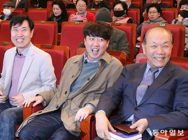 이준석 국민의힘 전 대표(가운데)가 20일 오후 서울 여의도 국회 도서관에서 열린 하태경 의원의 ‘여의도 렉카’ 출판기념회에 참석해 하 의원, 황우여 전 새누리당(국민의힘 전신)대표와 활짝 웃고 있다. 이훈구 기자 ufo@donga.com