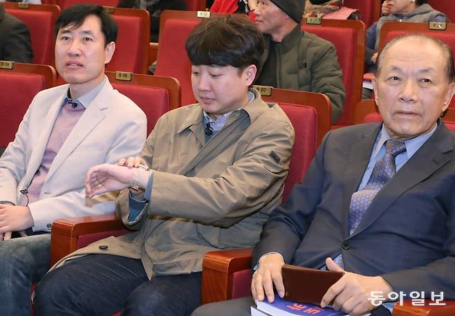 하태경 의원의 출판기념회장에서 행사 중 시계를 바라보는 이 전 대표. 이 시시각각 변하는 정치 시간표를 확인하는 듯하다. 이훈구 기자 ufo@donga.com