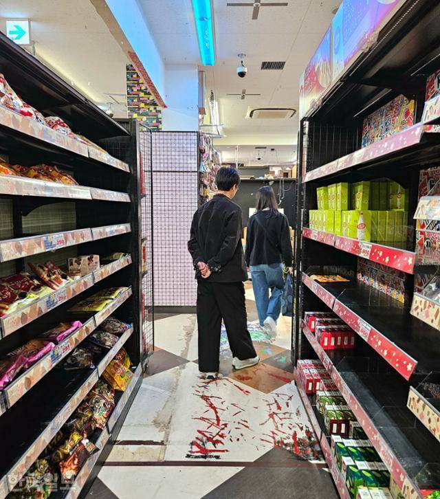 11일 오후 일본 오사카 돈키호테 상점 모습. 한국 관광객에게 유명한 녹차 킷캣 등이 놓여져 있던 매대가 텅 비어 있다. 오사카=조소진 기자