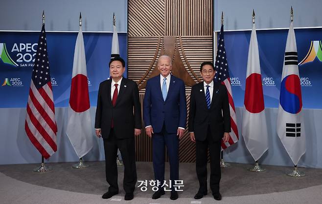 아시아태평양경제협력체(APEC) 정상회의 참석차 미국을 방문 중인 윤석열 대통령이 16일(현지시간) 미국 샌프란시스코 모스코니센터에서 열린 한미일 정상 회동에서 조 바이든 미국 대통령, 기시다 후미오 일본 총리와 기념촬영을 하고 있다. 사진공동취재단