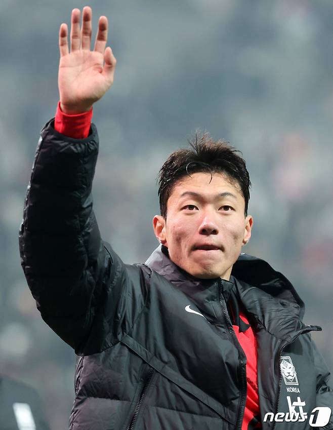 (서울=뉴스1) 김성진 기자 = 대한민국 축구대표팀 황의조가 16일 서울 마포구 서울월드컵경기장에서 열린 2026 FIFA 북중미 월드컵 아시아 지역 2차 예선 C조 조별리그 대한민국과 싱가포르의 경기에서 5-0으로 승리한 후 관중석을 향해 인사하고 있다. 2023.11.16/뉴스1 Copyright (C) 뉴스1. All rights reserved. 무단 전재 및 재배포, AI학습 이용 금지.