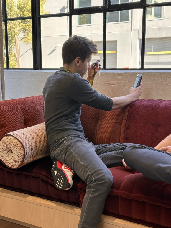 올트먼이 해고 직후 오픈AI를 방문해 셀피 사진을 찍고 있다. 엑스 캡처