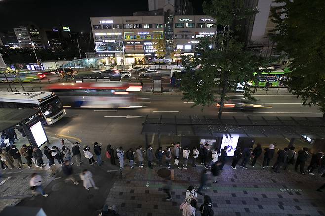 사람들이 꾸준히 이동하며 교류하는 서울-경기는 그 자체로 이미 거대한 메가시티다. 사진은 11월7일 사당역 인근 버스정류장에서 경기도로 향하는 광역버스를 기다리는 인파. ⓒ시사IN 이명익