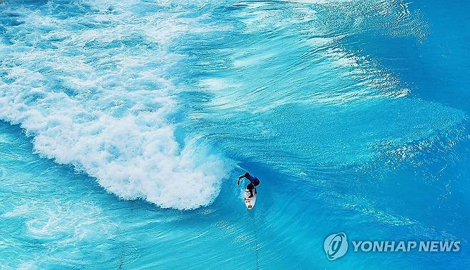 WSL 시흥코리아오픈 국제서핑대회 (시흥=연합뉴스) 홍기원 기자 = 19일 경기도 시흥시 정왕동 웨이브파크에서 열린 '2023 WSL 시흥코리아오픈 국제서핑대회'에서 출전 선수가 기량을 뽐내고 있다. 2023.11.19 xanadu@yna.co.kr
