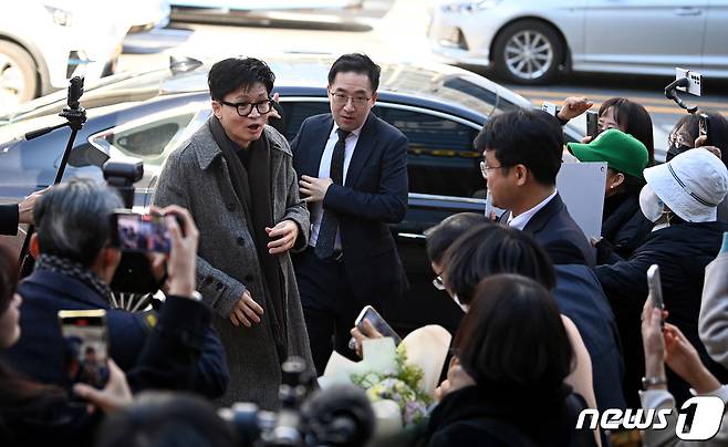 한동훈 법무부 장관이 21일 오전 대전광역시 한국어능력 등 사회통합프로그램 CBT 평가 대전센터 개소식에 참석하기 위해 차에서 내리자 지지자들로부터 환영 받고 있다. (공동취재) 2023.11.21/뉴스1 ⓒ News1 김기태 기자