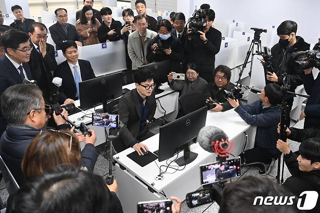 한동훈 법무부장관이 21일 대전 중구 한국이민재단 대전 CBT 센터 평가실에서 한국어 능력 등 외국인 사회통합프로그램 평가를 위한 시스템을 살펴보고 있다. (공동취재) 2023.11.21/뉴스1 ⓒ News1 김기태 기자