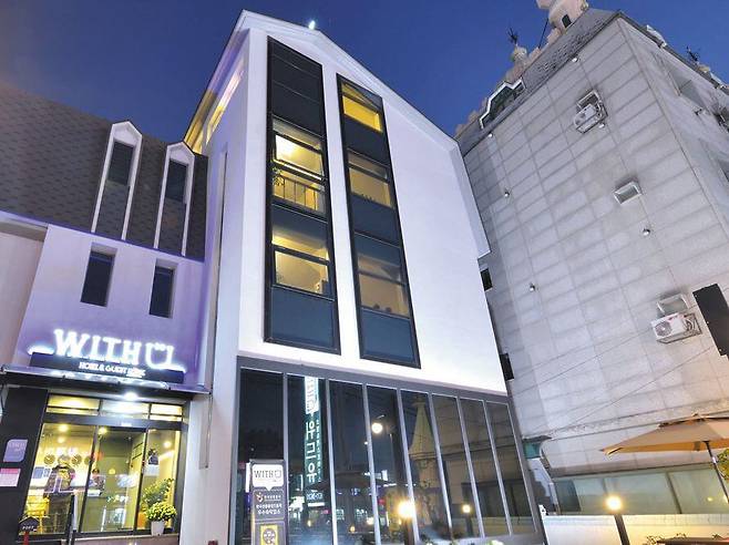 외국인 관광객에게 인기가 높은 강원도 속초시 ‘위드유’ 게스트하우스. 속초해수욕장이 도보 5분 거리다. /BTG부동산중개법인