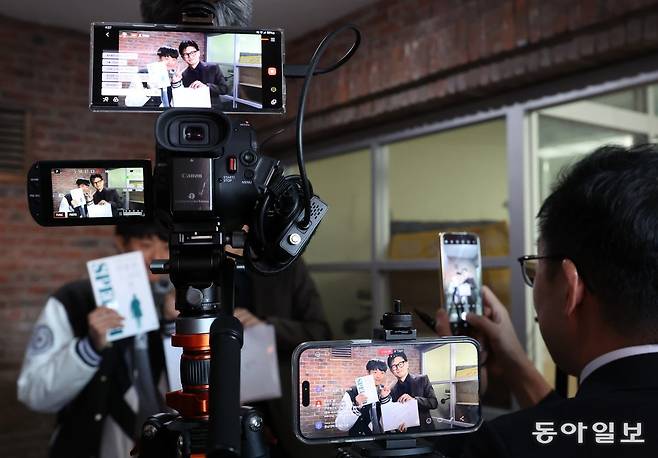 한동훈 법무부 장관이 카이스트에서 기념 촬영하는 모습을 한 유튜버가  라이브 중계하고 있다. 김재명 기자 base@donga.com