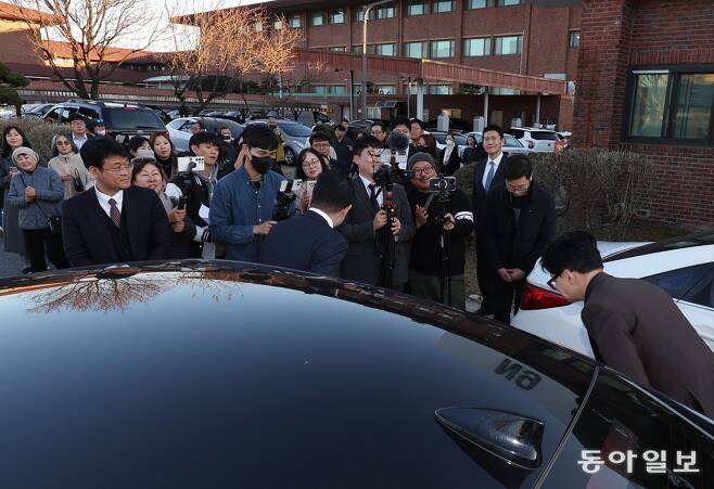 한동훈 법무부 장관이 카이스트에서 사인과 사진 촬영을 마친 뒤 인사하고 있다. 김재명 기자 base@donga.com