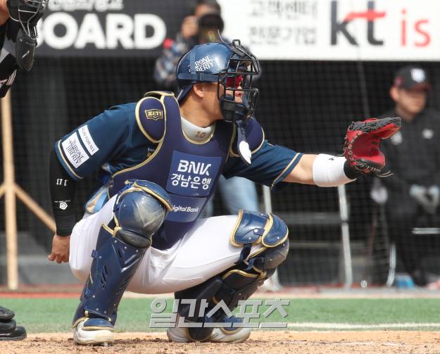 2024시즌부터 KBO리그는 자동 스트라이크·볼 판정 시스템(ABS·Automatic Ball-Strike System)이 도입된다. 미국 메이저리그에서도 아직 정착하지 않았는데 먼저 활용할 예정이어서 결과에 관심이 쏠린다. 사진은 NC 포수 박세혁의 수비 모습. IS 포토