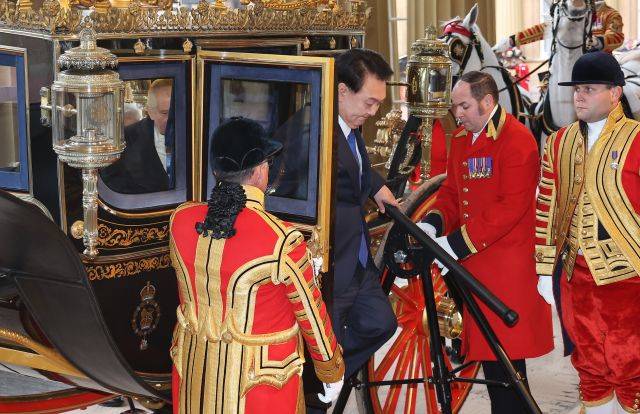 영국을 국빈 방문한 윤석열 대통령과 찰스 3세 영국 국왕이 21일(현지시간) 런던 호스가즈 광장에서 열린 공식환영식을 마친 뒤 버킹엄궁에 도착, 마차에서 내리고 있다. 연합뉴스