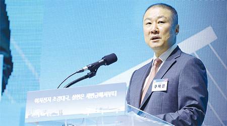 구자은 LS그룹 회장이 지난 8월 초 전북 군산 새만금컨벤션센터에서 개최된 ‘2차전지 소재 제조시설’ 건립을 위한 MOU에서 그룹의 2차전지 사업 비전을 발표하는 모습. (LS 제공)