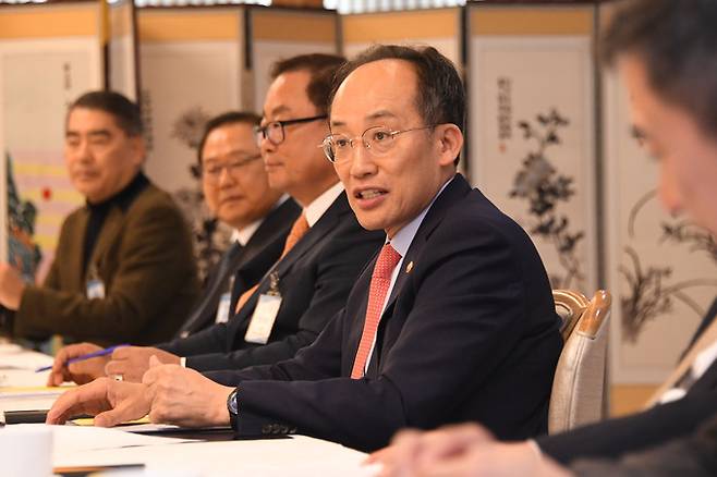 추경호 경제부총리 겸 기획재정부 장관이 15일 정부서울청사에서 열린 서비스산업 정책간담회를 주재하고 있다. 기획재정부 제공