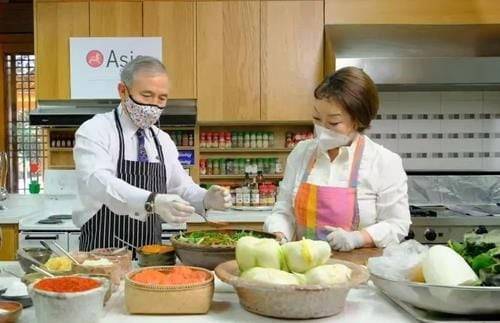 지난 2020년 12월 해리 해리스 당시 주한 미국대사(오른쪽)가 요리 연구가 이혜정씨와 김장을 하고 있다. /연합뉴스