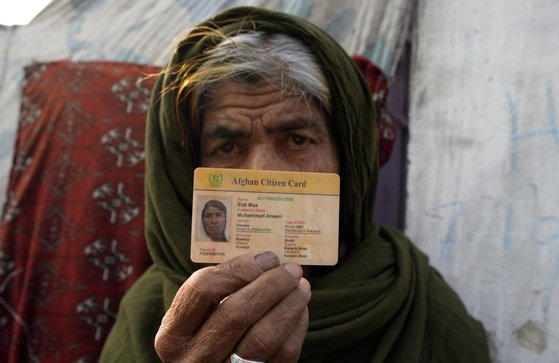 지난 21일 파키스탄 카라치에 거주 중인 한 아프가니스탄 난민이 파키스탄 당국의 서류 요구에 카드를 보여주고 있다. AP=연합뉴스
