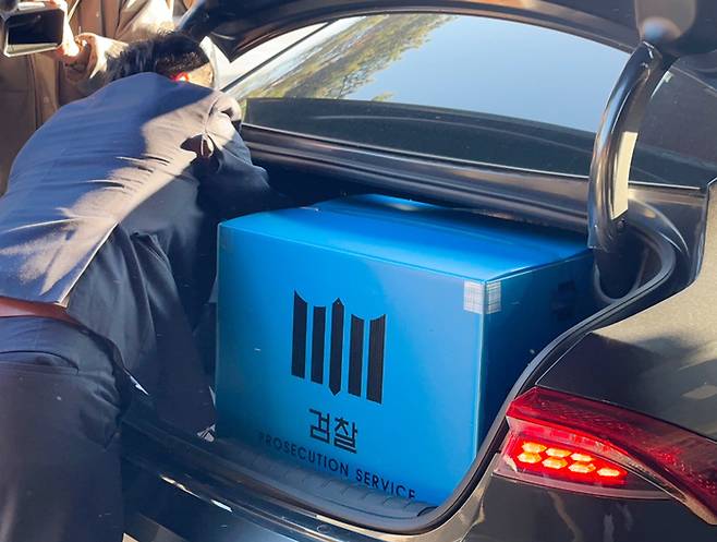 20일 오후 경기도 용인시 처인구 백암면 용인CC에서 검찰이 각종 비위 의혹으로 고발된 이정섭 대구고검 검사(직전 수원지검 2차장) 관련 압수수색을 마친 후 압수품을 옮기고 있다. 연합뉴스