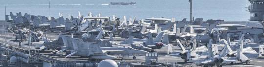 부산 해군작전사령부에 기항 중인 미 핵항모 칼빈슨호(CVN-70) 갑판의 함재기들. F-35C와 FA-18E/F 슈퍼 호넷 함재기들이 뒤섞여 있다. 해군 제공