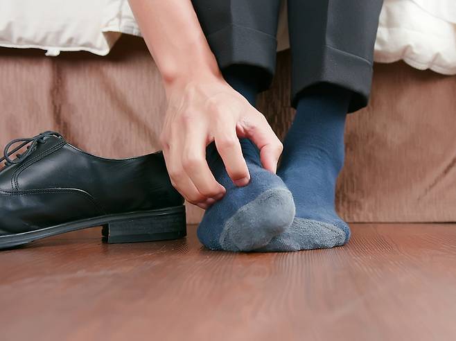 겨울철 두꺼운 양말이나 부츠, 장갑 등을 오래 착용하고 있으면 통풍이 잘 안 되고 습기가 차 무좀이 생기기 쉽다./사진=클립아트코리아