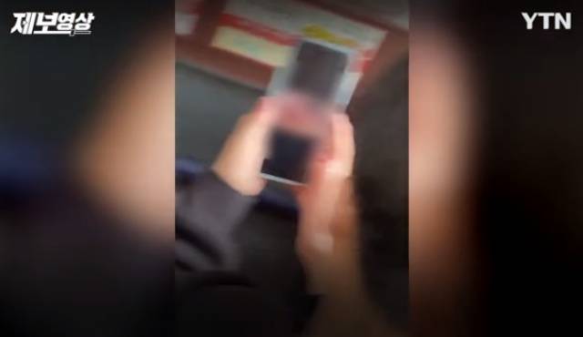 지난 15일 오후 전남 순천의 한 버스에서 음란물을 보는 남성 승객. YTN 화면 캡처