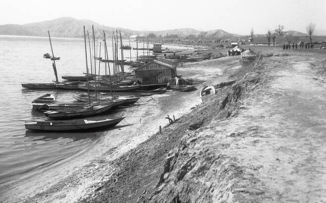 1960년대 개발 전의 한강모습. 오늘날의 모습을 찾아보기 힘든 한강의 전경이다. 1967년 3월 25일 촬영. - 사진 서울역사박물관.