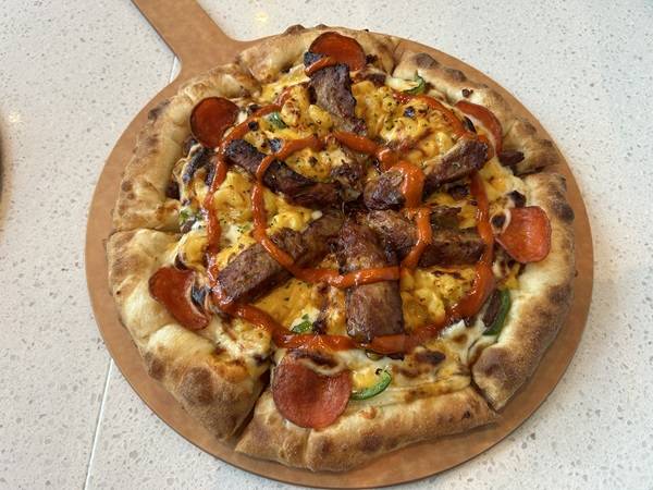 맘스피자의 시그니처 피자 '바베큐 폭립 피자'/사진=김아름 기자 armijjang@