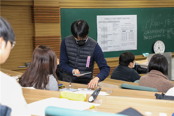 25일 오후 서울 성동구 한양대 서울캠퍼스에서 치러진 2024학년도 인문계열 논술고사장에서 감독관이 수험생의 신분을 확인하고 있다. 사진=한양대학교 제공