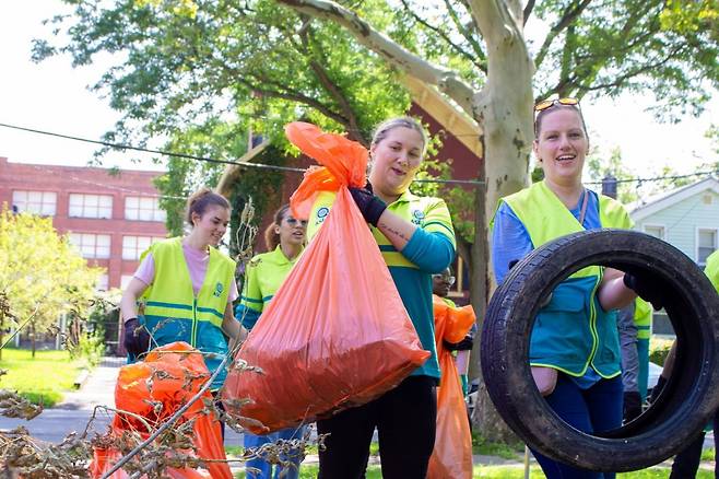 지난 7월, 미국 뉴욕주 로체스터 수전비앤서니공원에서 정화활동을 펼친 ASEZ WAO 회원들. 사진|하나님의교회 세계복음선교협회