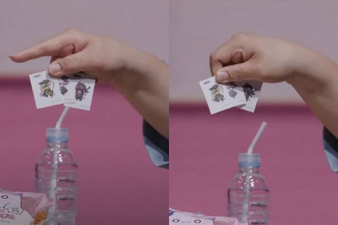 지난해 메이플스토리 이그니션 쇼케이스에서 ‘메이플 빵’에 들어있는 스티커를 선보이며 논란이 될만한 ‘손 모양’을 고쳐 잡는 강원기 디렉터. (사진=메이플스토리 유튜브 캡처)