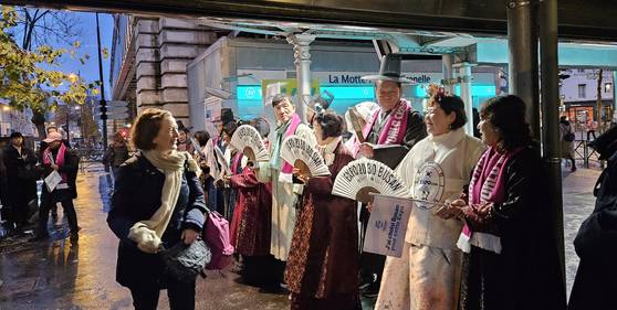 지난 27일 프랑스 파리 시내 한 지하철역 앞에서 부산 시민·사회단체 대표들이 한복을 차려입고 2030부산세계박람회 유치를 위한 홍보 활동을 펼치고 있다. 〈사진=연합뉴스〉