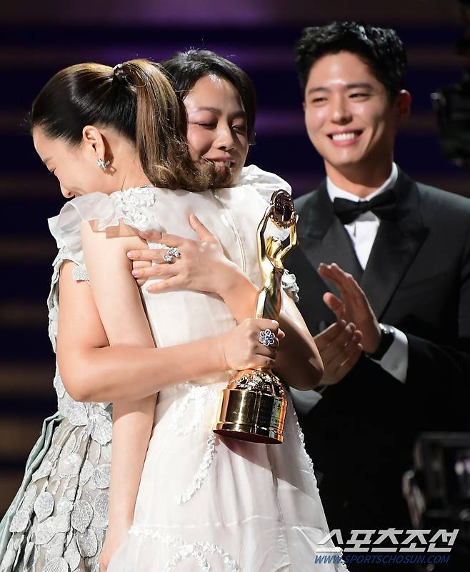 제44회 청룡영화상 시상식이 24일 여의도 KBS홀에서 열렸다. 여우주연상을 수상한 정유미가 탕웨이와 포옹하고 있다. 정재근 기자 cjg@sportschosun.com/2023.11.24/