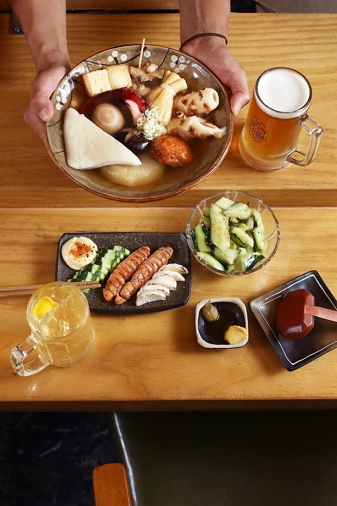 서울 압구정 '로데오뎅'의 각종 어묵과 오이 타다키, 명란구이(위에서부터). 정준하씨가 바네하임 브루어리와 함께 만든 '로라비어'(오른쪽)와 하이볼을 곁들였다./양수열 영상미디어 기자