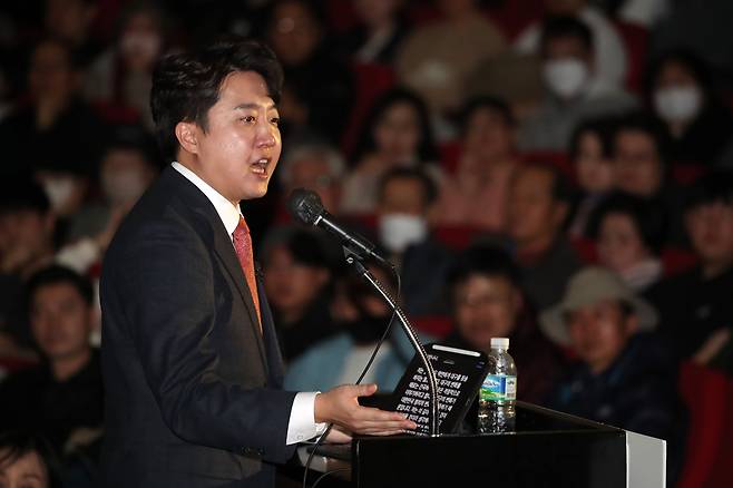 이준석 국민의힘 전 대표가 26일 오후 대구 북구 엑스코에서 '더 나은 미래를 향한 우리의 고민'을 주제로 열린 토크콘서트에 참석해 연설하고 있다. /뉴스1