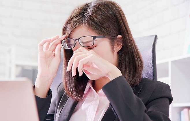 푹 자도 피로가 풀리지 않는 증상이 6개월 이상 이어지면 ‘부신피로증후군’을 의심할 수 있다./사진=클립아트코리아