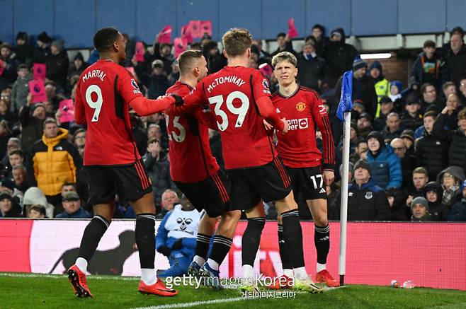 맨체스터 유나이티드 공격수 알레한드로 가르나초(오른쪽)가 27일 에버턴과의 잉글랜드 프리미어리그(EPL) 원정 경기에서 바이시클킥으로 골을 터뜨린 뒤 동료들의 축하를 받고 있다. 사진=게티이미지