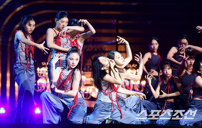 제44회 청룡영화상 시상식이 24일 여의도 KBS홀에서 열렸다. 원밀리언이 화려한 오프닝 공연을 선보이고 있다. 여의도=최문영 기자 deer@sportschosun.com/2023.11.24/