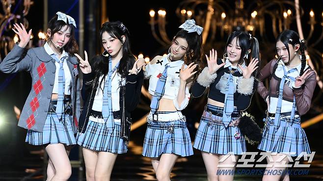 제44회 청룡영화상 시상식이 24일 여의도 KBS홀에서 열렸다. 뉴진스가 멋진 무대를 선보이고 있다. 허상욱 기자wook@sportschosun.com/2023.11.24/