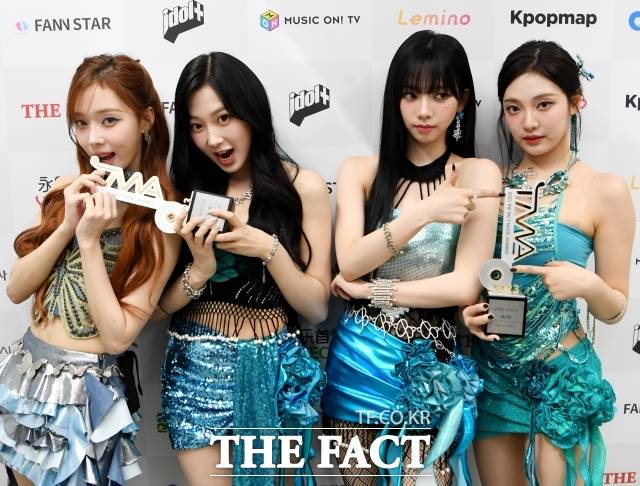 그룹 에스파가 '2023 더팩트 뮤직 어워즈'에서 올해의 아티스트와 월드와이드 아이콘을 수상했다. /배정한 기자