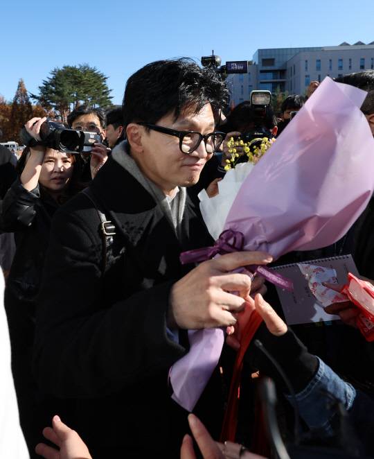한동훈 법무부 장관이 24일 오후 울산시 울주군 울산과학기술원(UNIST)에서 지지자로부터 꽃다발을 받고 있다. <연합뉴스>