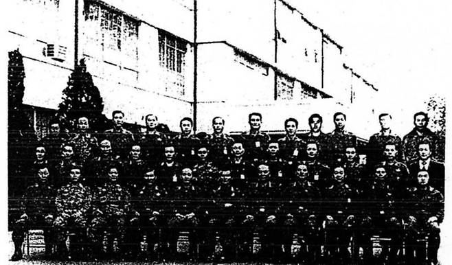 1979년 12월12일 쿠데타에 성공한 전두환(앞줄 왼쪽 다섯째)·노태우(넷째) 등 신군부 주축 세력은 이튿날 보안사에서 승리를 자축하는 기념사진을 찍었다. <제5공화국전사>