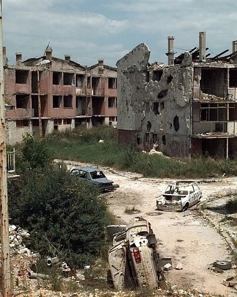 1996년 포위전 이후 파괴된 사라예보. 위키미디어 코먼스