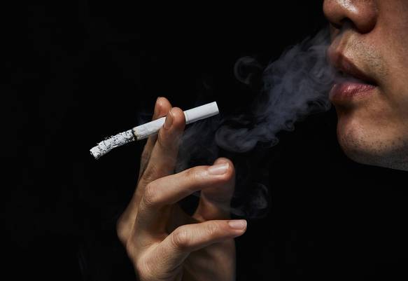 오랜 기간 흡연을 하면 혈중 일산화탄소 농도가 높아지고, 검붉은 카복시 헤모글로빈을 만들어 입술이 검게 변할 수 있다./사진=게티이미지뱅크