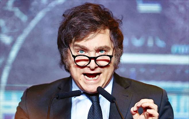 19일(현지시간) 치러진 아르헨티나 대통령 선거 결선투표에서 급진적 자유주의자로 불리는 하비에르 밀레이 자유전진당 후보가 당선됐다. 이날 개표 결과가 발표된 직후 밀레이 당선자가 아르헨티나 부에노스아이레스 당사에서 연설하고 있다. 로이터연합뉴스