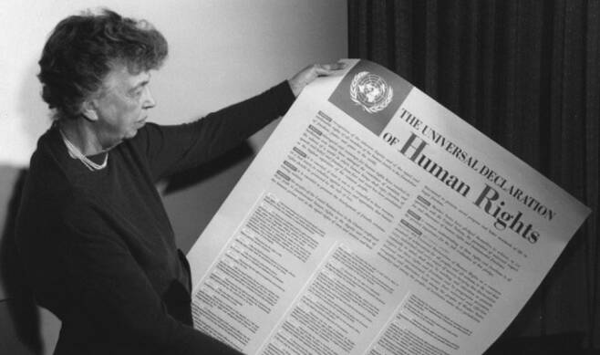 엘리너 루스벨트가 세계인권선언 초안을 펼쳐보고 있다. 프랭클린 루스벨트 전 미국 대통령의 부인인 그는 1946년 유엔 인권위원회 의장으로 세계인권선언을 기초하는 데 역할을 했다.