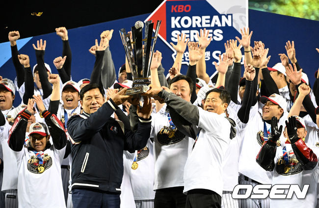 [OSEN=잠실, 이대선 기자] LG 트윈스가 29년 만에 한국시리즈 우승을 차지했다. LG는 13일 서울 잠실구장에서 열린 2023 KBO리그 한국시리즈(7전 4선승제) 5차전 KT와 경기에서 6-2로 승리했다. 이로써 LG는 1차전을 패한 후 4연승을 거두며 한국시리즈 우승을 차지했다.10월초 정규시즌 우승을 일찌감치 확정지은 LG는 정규시즌이 끝나고 한국시리즈까지 3주 가량 훈련을 하며 준비했다. 플레이오프에서 2연패 후 3연승 리버스 스윕, 마법같은 여정으로 한국시리즈에 올라온 KT를 투타에서 압도하며 4승 1패로 승리했다.  1994년 우승 이후 무려 29년 만에 숙원인 한국시리즈 우승 한풀이에 성공했다. 염경엽 감독은 넥센, SK 사령탑 시절 이루지 못한 '우승 감독'이 됐다.  허구연 KBO 총재가 LG에 우승 트로피를 전달하고 있다. 2023.11.13 /sunday@osen.co.kr