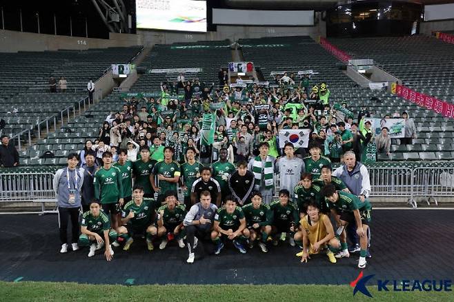 아시아축구연맹 챔피언스리그 조별리그 5차전에서 홍콩의 키치SC를 이긴 전북현대 선수들이 기념촬영을 하고 있다. 사진=프로축구연맹